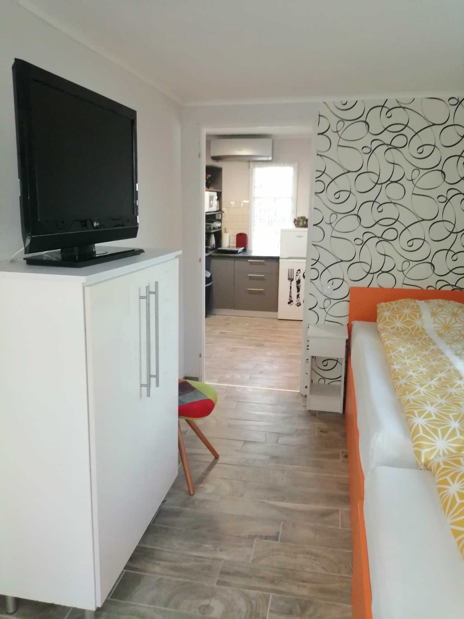 Kilátás a szobából a kert felé