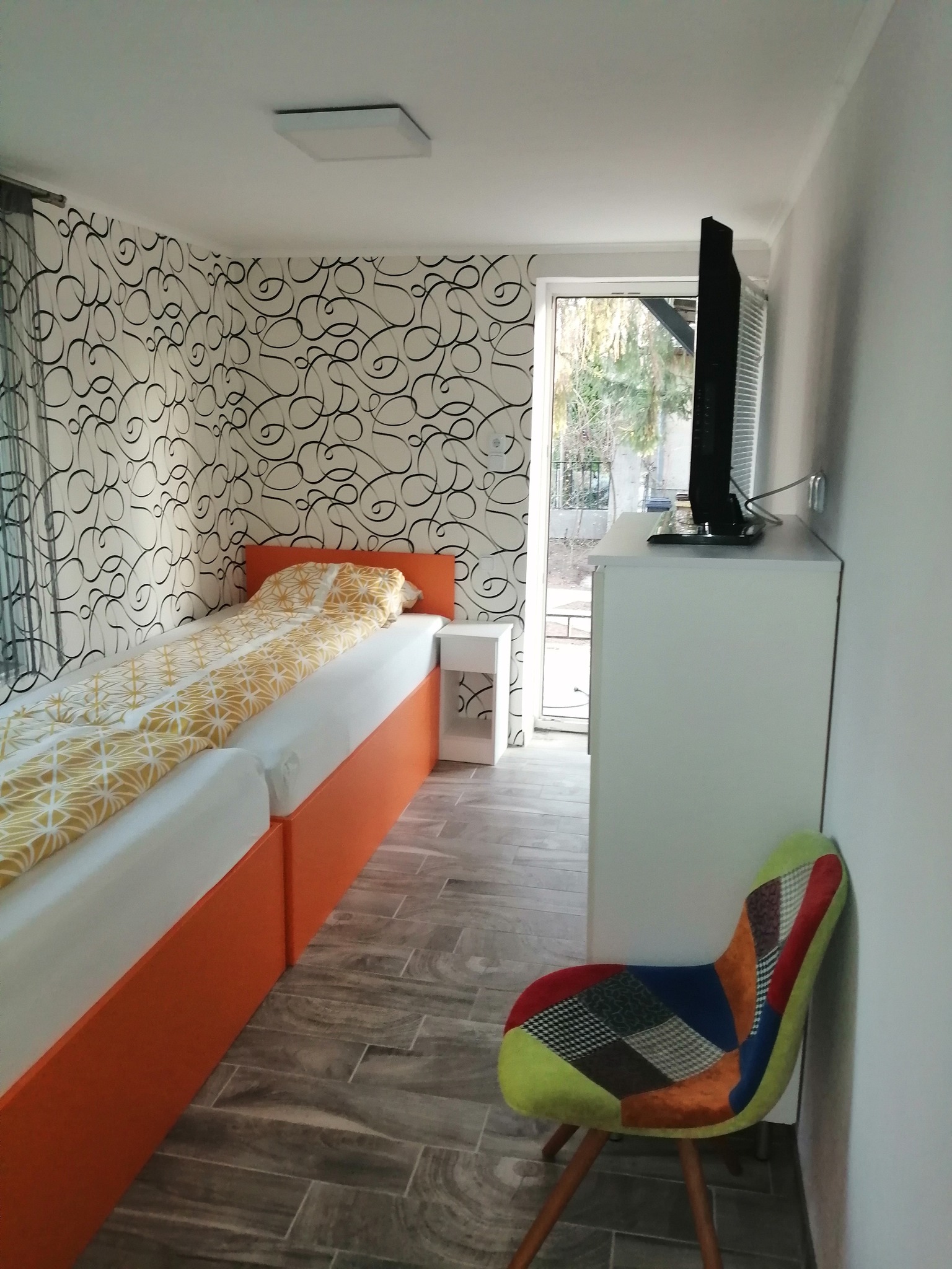 Alsó apartman szoba narancs ágyakkal