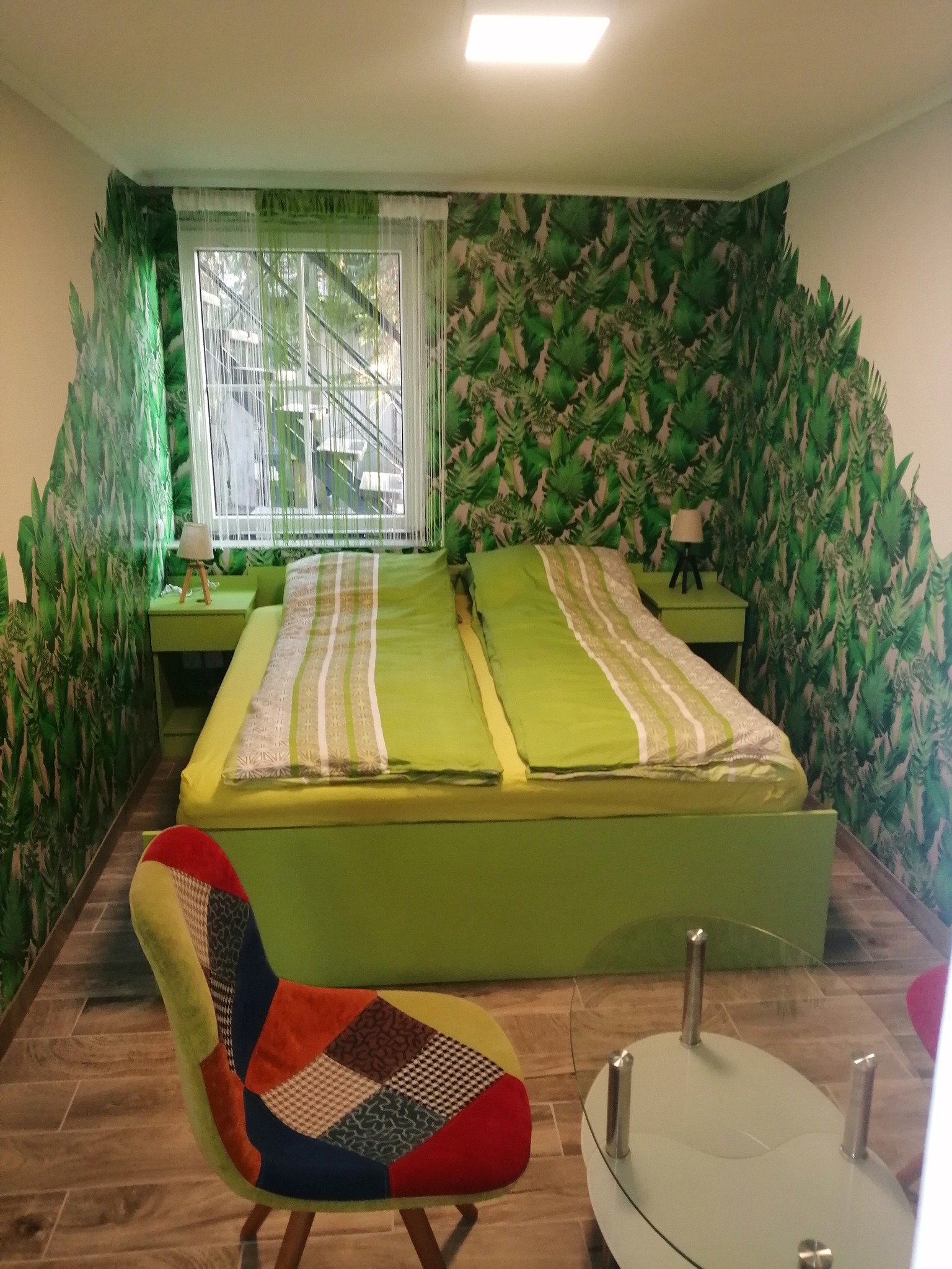 Alsó apartman hálószoba zöld, leveles tapétával