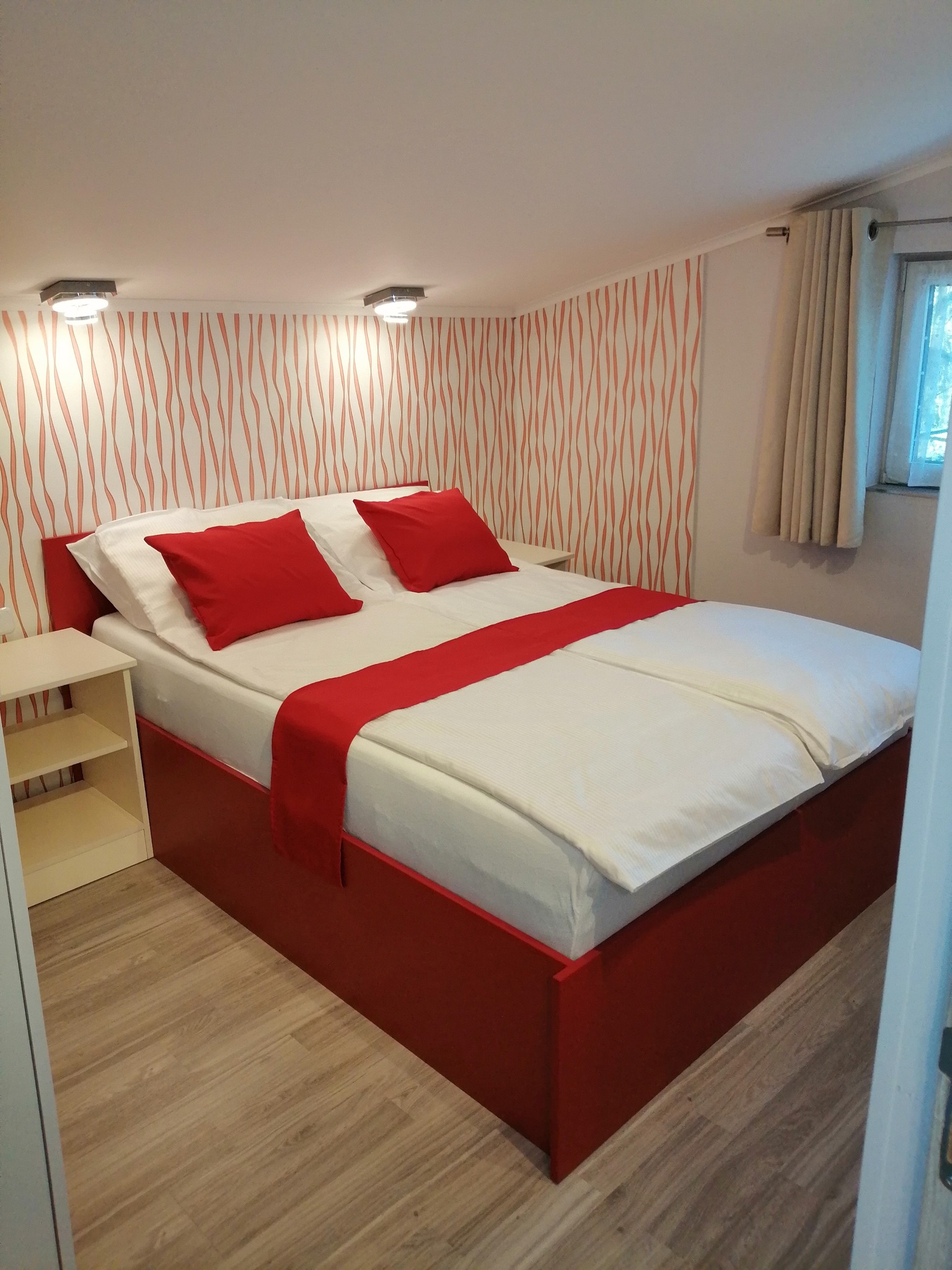 Felső apartman hálószoba piros ággyal