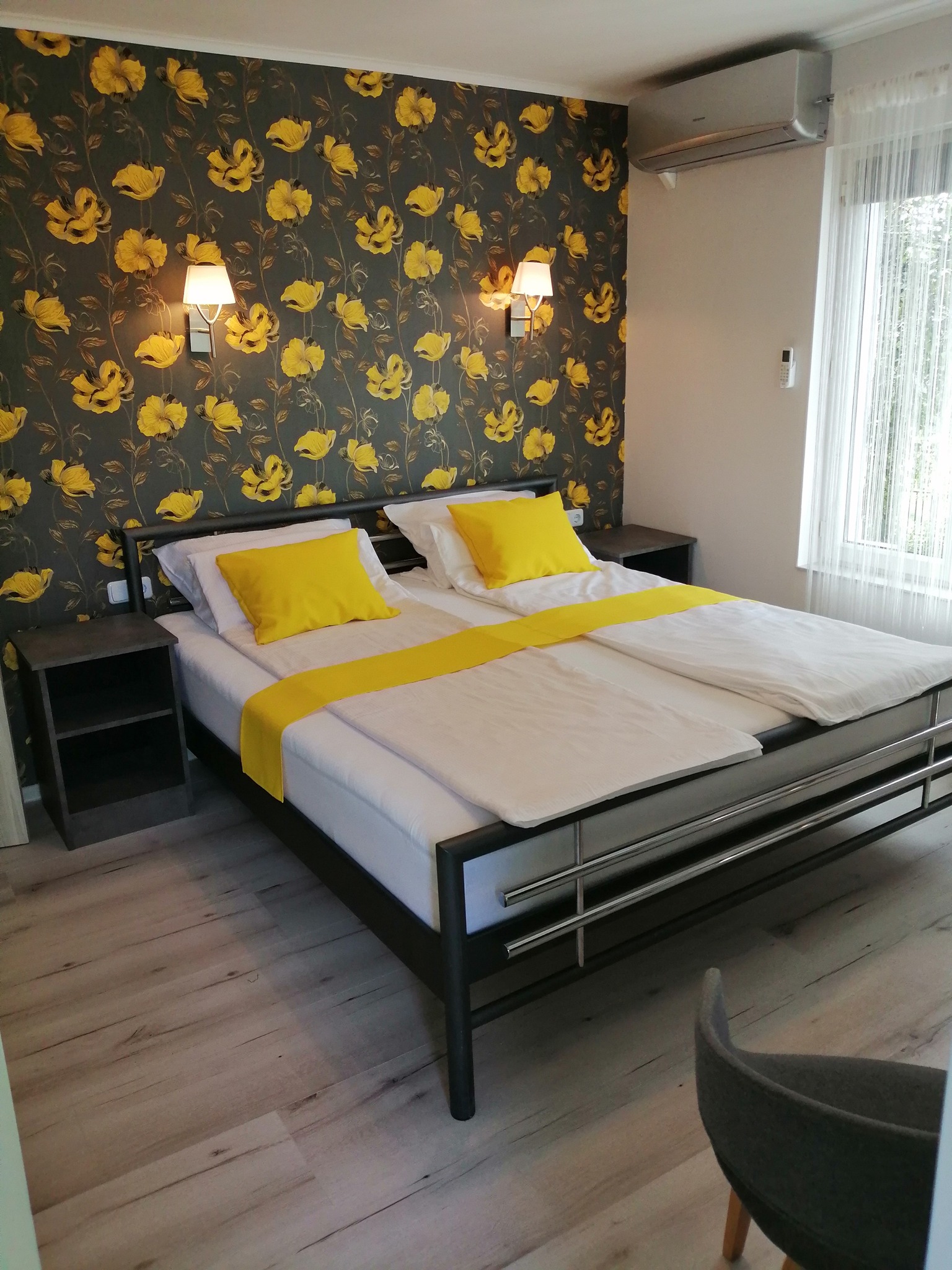 Felső apartman hálószoba sárga virágos tapétával
